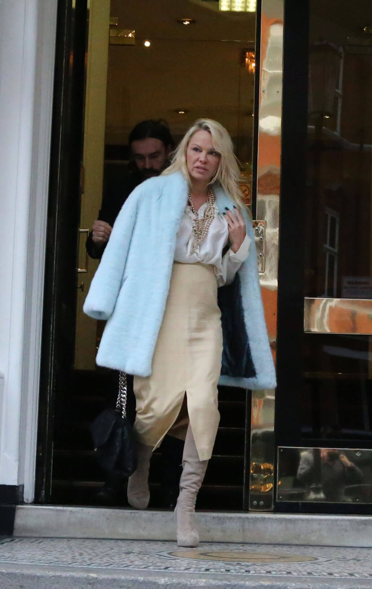 Pamela Anderson Stills Leaves Ecuadorian Embassy in London 2017/12/05