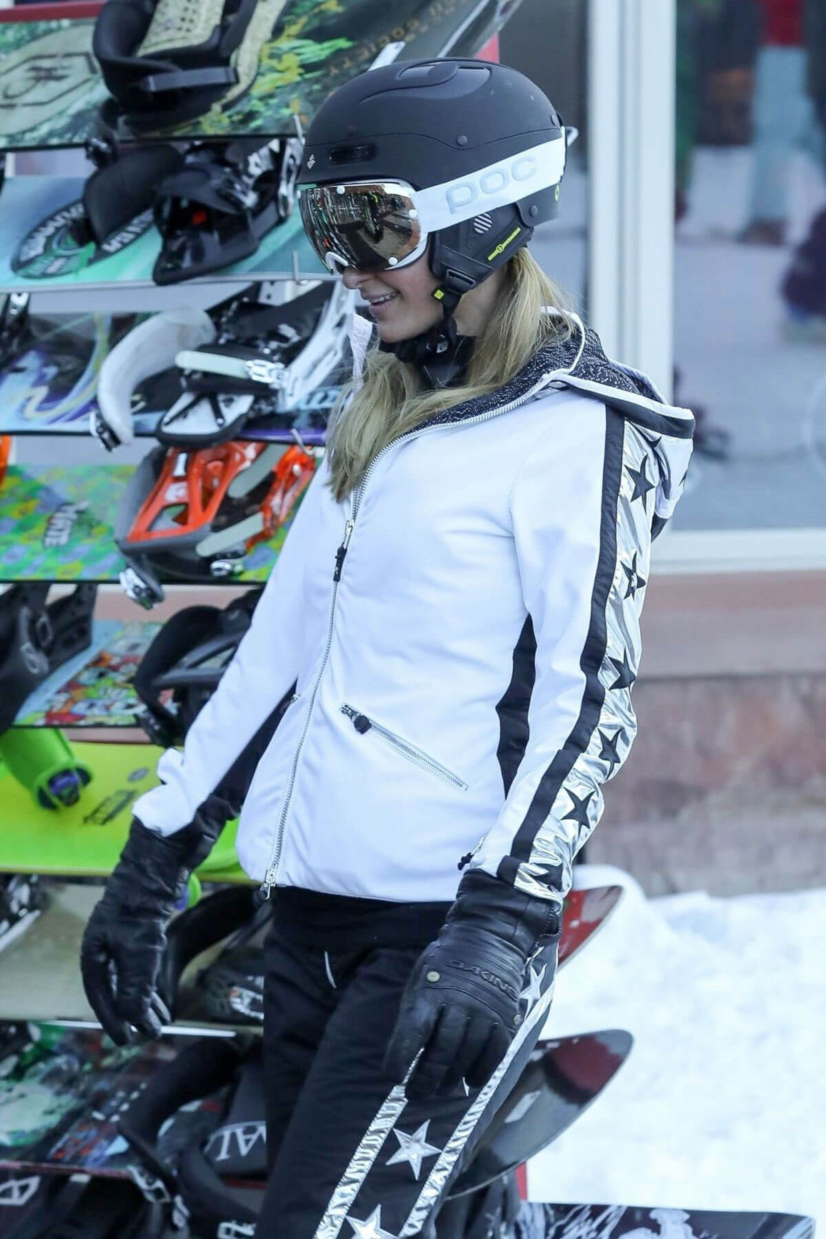 Paris Hilton Stills Out Skiing in Aspen 2017/12/28