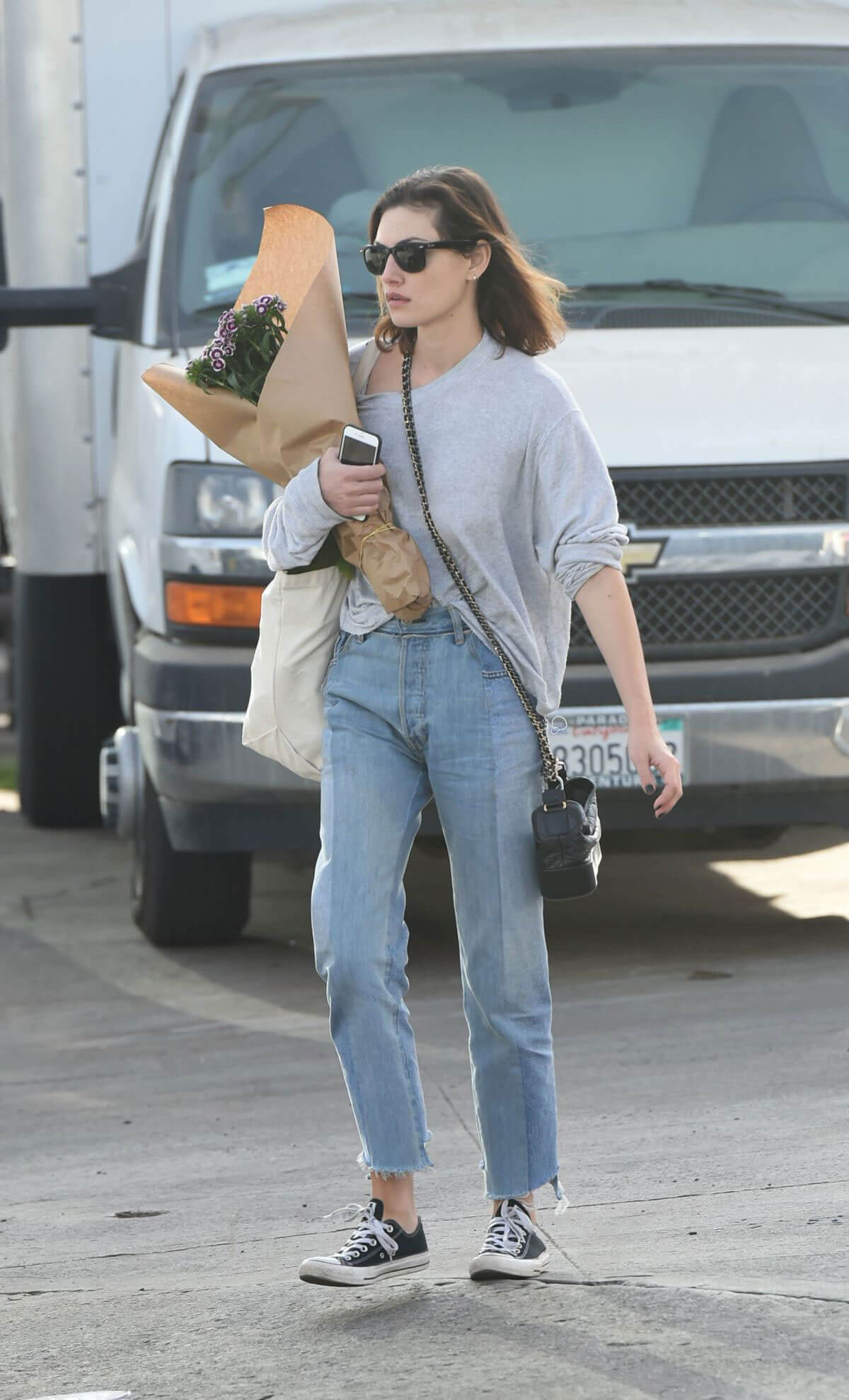 Phoebe Tonkin Stills Shopping at Farmers Market in Los Angeles 2017/12/10