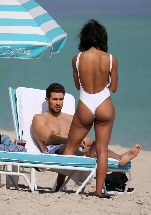 Rachel Lindsay Stills in Swimsuit at a Beach in Miami 2017/12/21 5