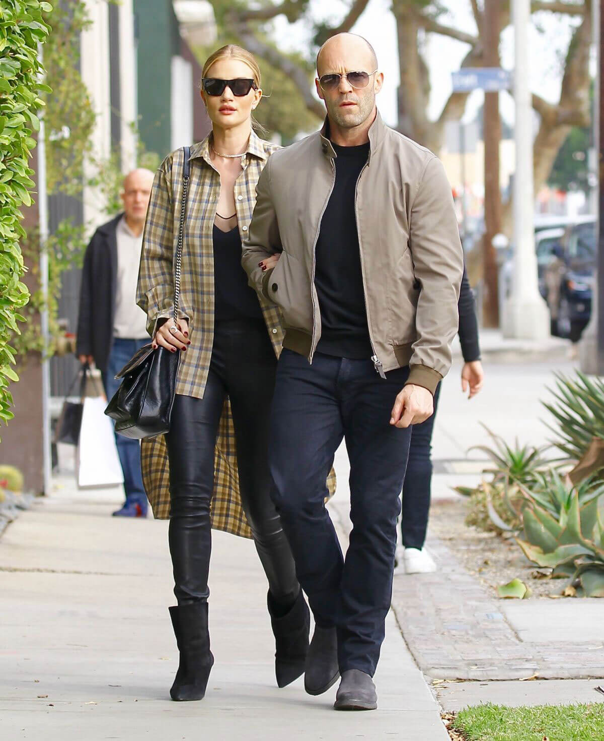 Rosie Huntington-Whiteley and Jason Statham Stills Out Shopping in Los Angeles 2017/12/23