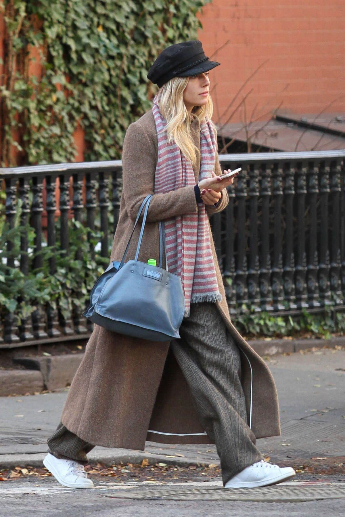 Sienna Miller Stills Out and About in New York 2017/12/11