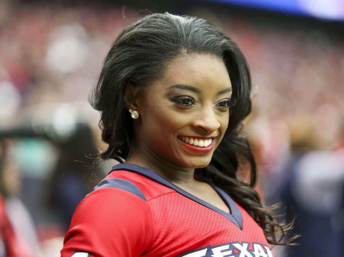 Simone Biles Stills Performs with Houston Texans Cheerleaders at NRG Stadium in Houston 2017/12/10