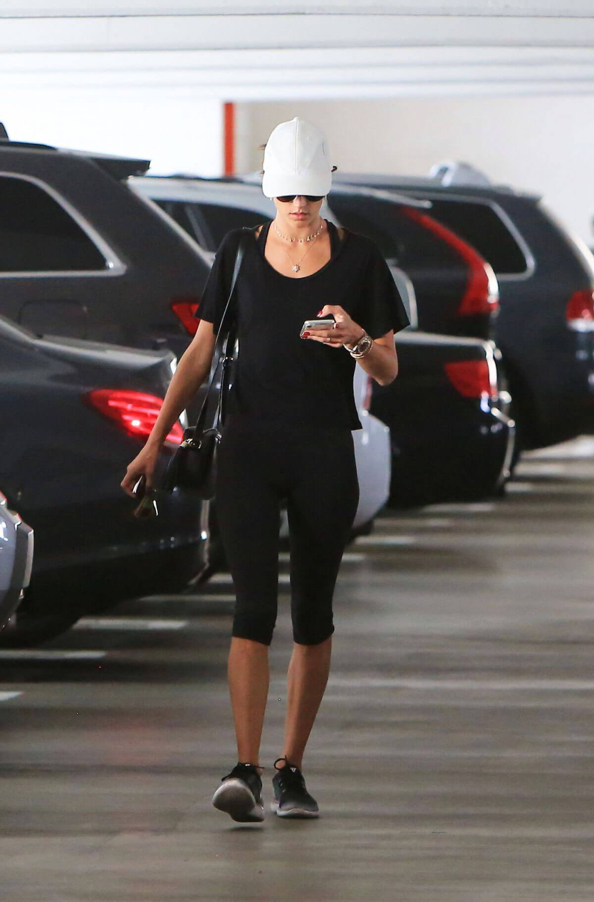 Alessandra Ambrosio Stills in Leggings Arrives at a Gym in Brentwood 2018/01/30