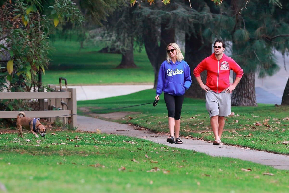 Anna Camp and Skylar Astin Stills Walks Their Dog in Los Feliz 2018/01/03