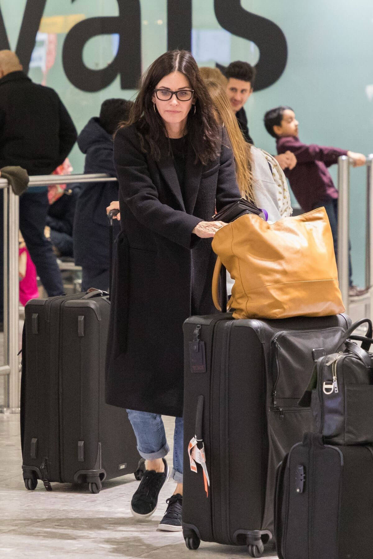 Courteney Cox Stills at Heathrow Airport in London 2017/11/18