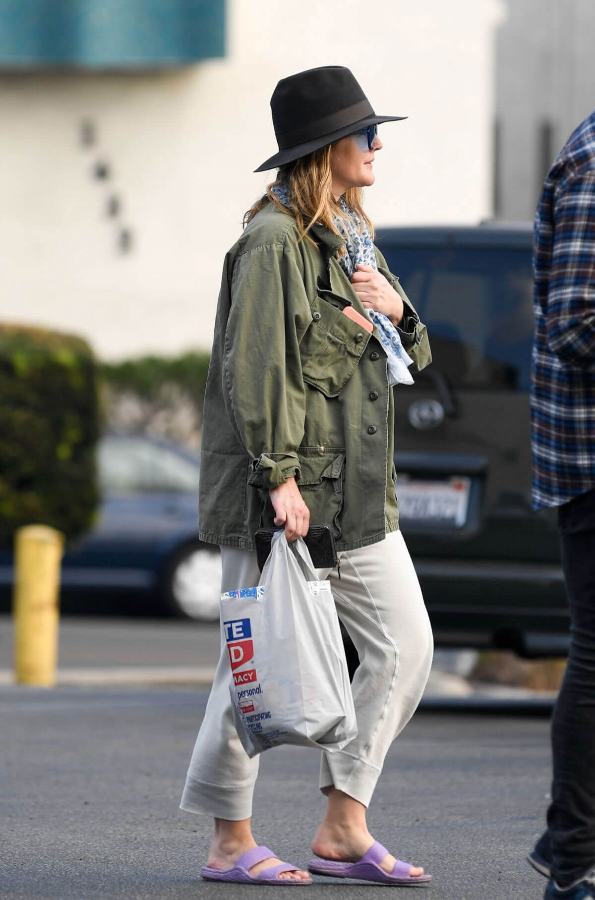 Drew Barrymore Stills Out Shopping in Los Angeles 2018/01/04