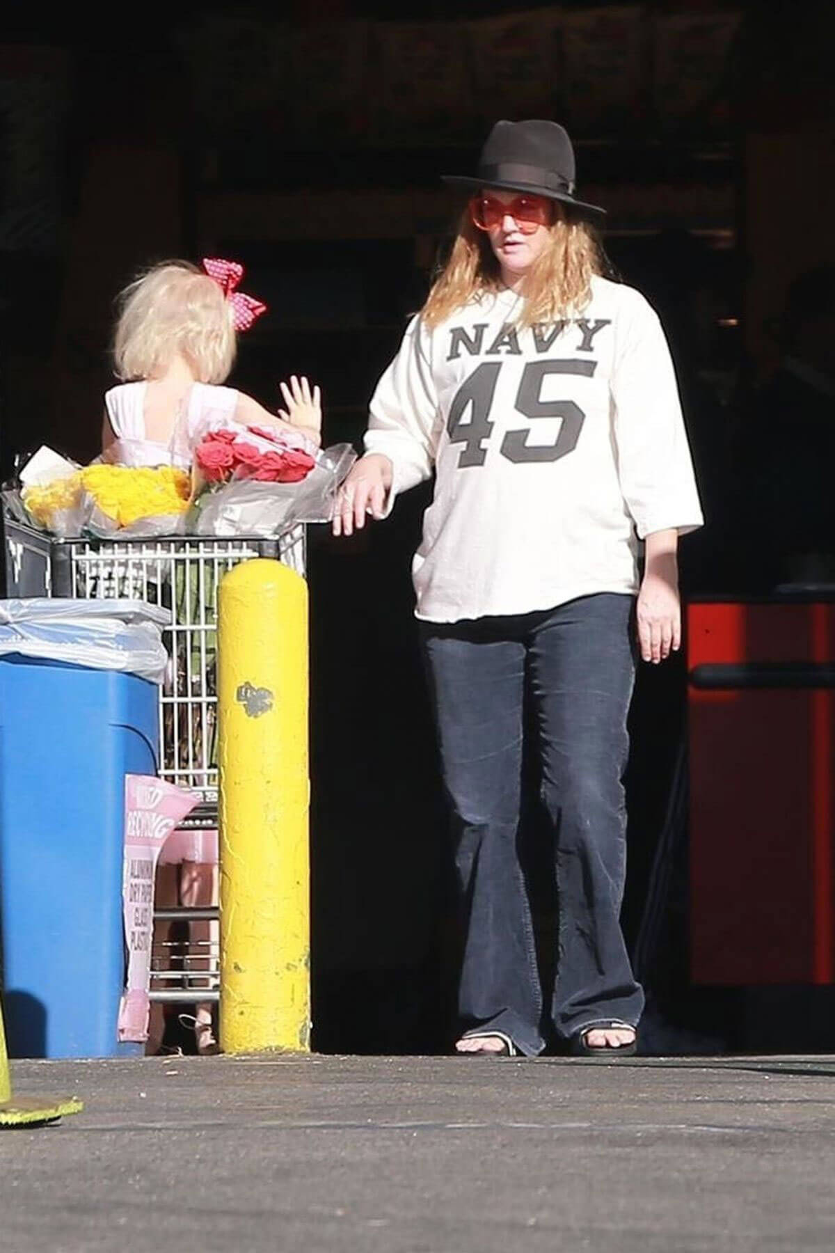 Drew Barrymore Stills Shopping at Whole Foods in West Hollywood 2017/12/29