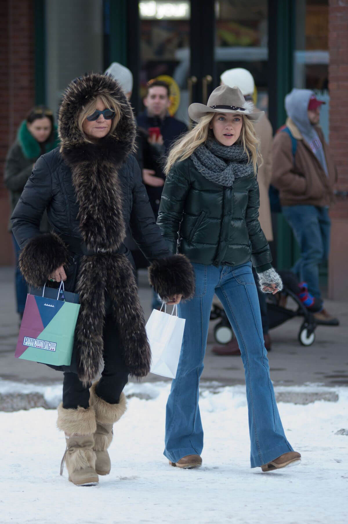 Goldie Hawn Stills Out Shopping in Aspen 2017/12/22