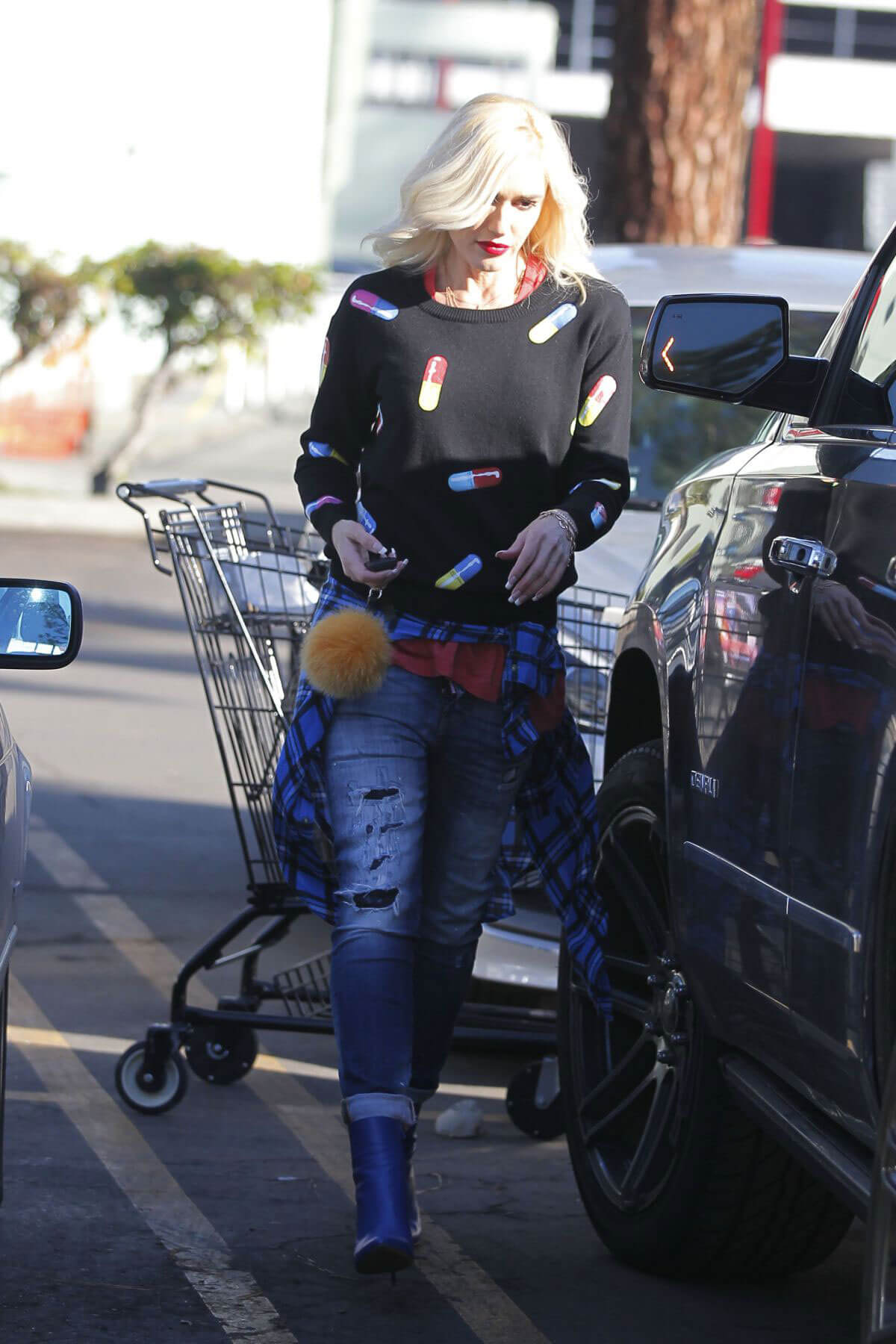 Gwen Stefani Stills Out Shopping in Los Angeles 2018/01/11