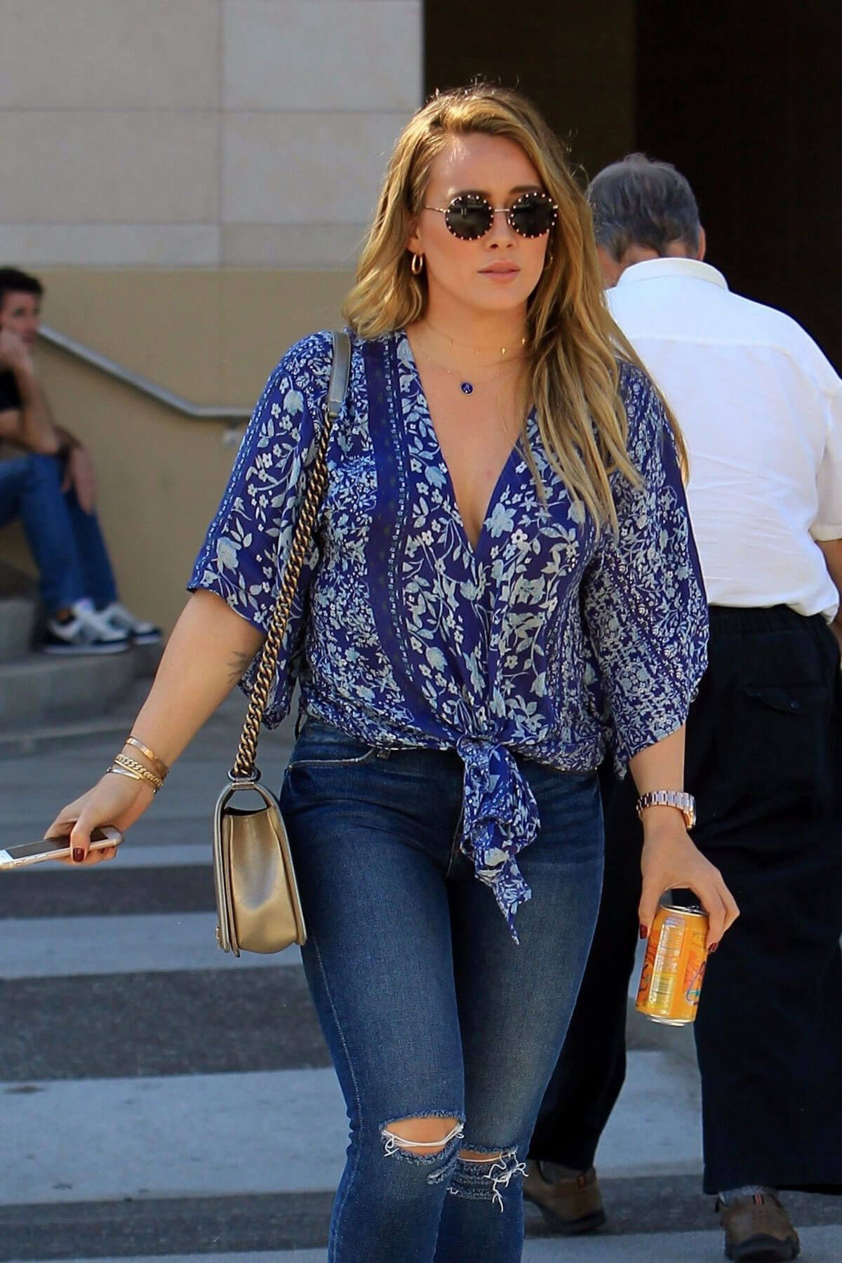 Hilary Duff in Ripped Jeans Out for Lunch in Los Angeles 2017/11/14