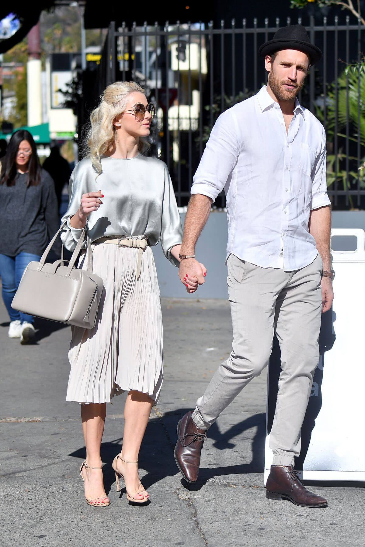 Julianne Hough and Brooks Laich Stills Out for Lunch in Los Angeles 2017/12/30