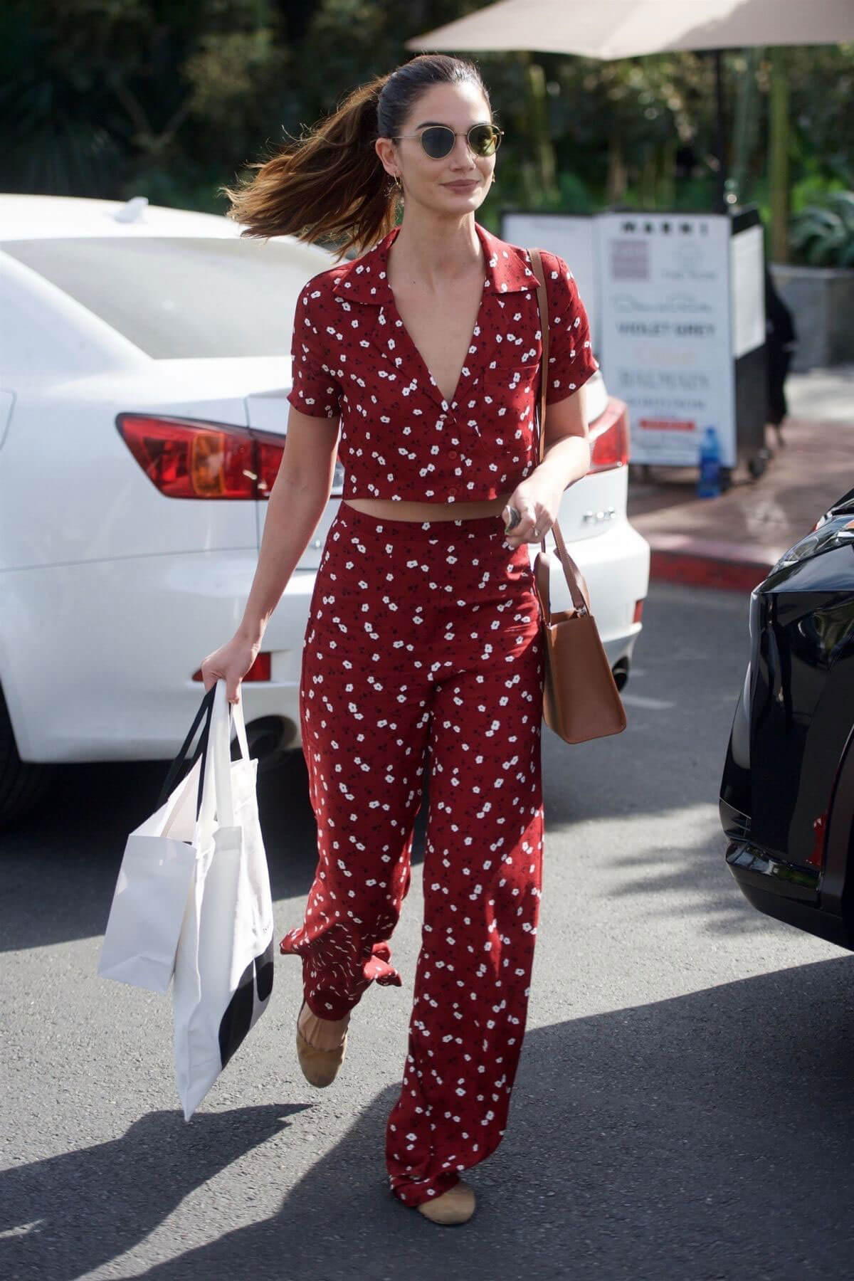 Lily Aldridge Stills Out Shopping on Melrose Place in Beverly Hills 2018/01/24