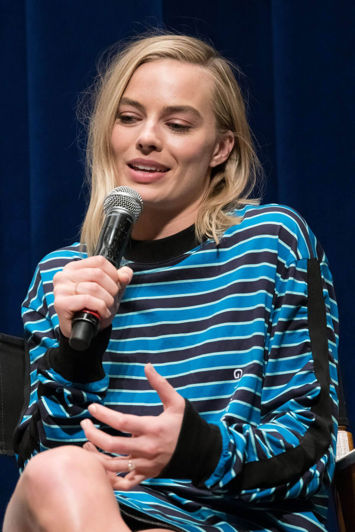 Margot Robbie Stills Speak Onstage Film Host Screening of I, Tonya in Beverly Hills 2017/12/07