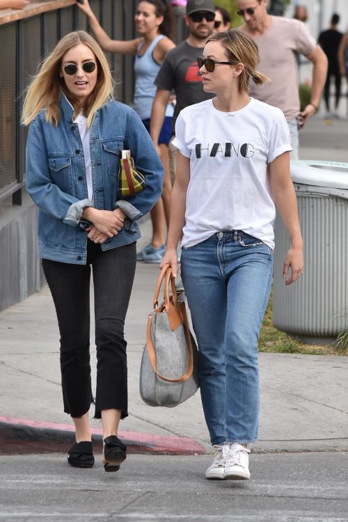 Olivia Wilde Stills in Jeans Out with a Friend in West Hollywood 2018/01/30 4