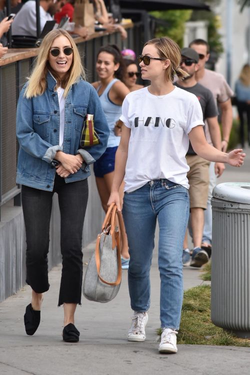 Olivia Wilde Stills in Jeans Out with a Friend in West Hollywood 2018/01/30 6