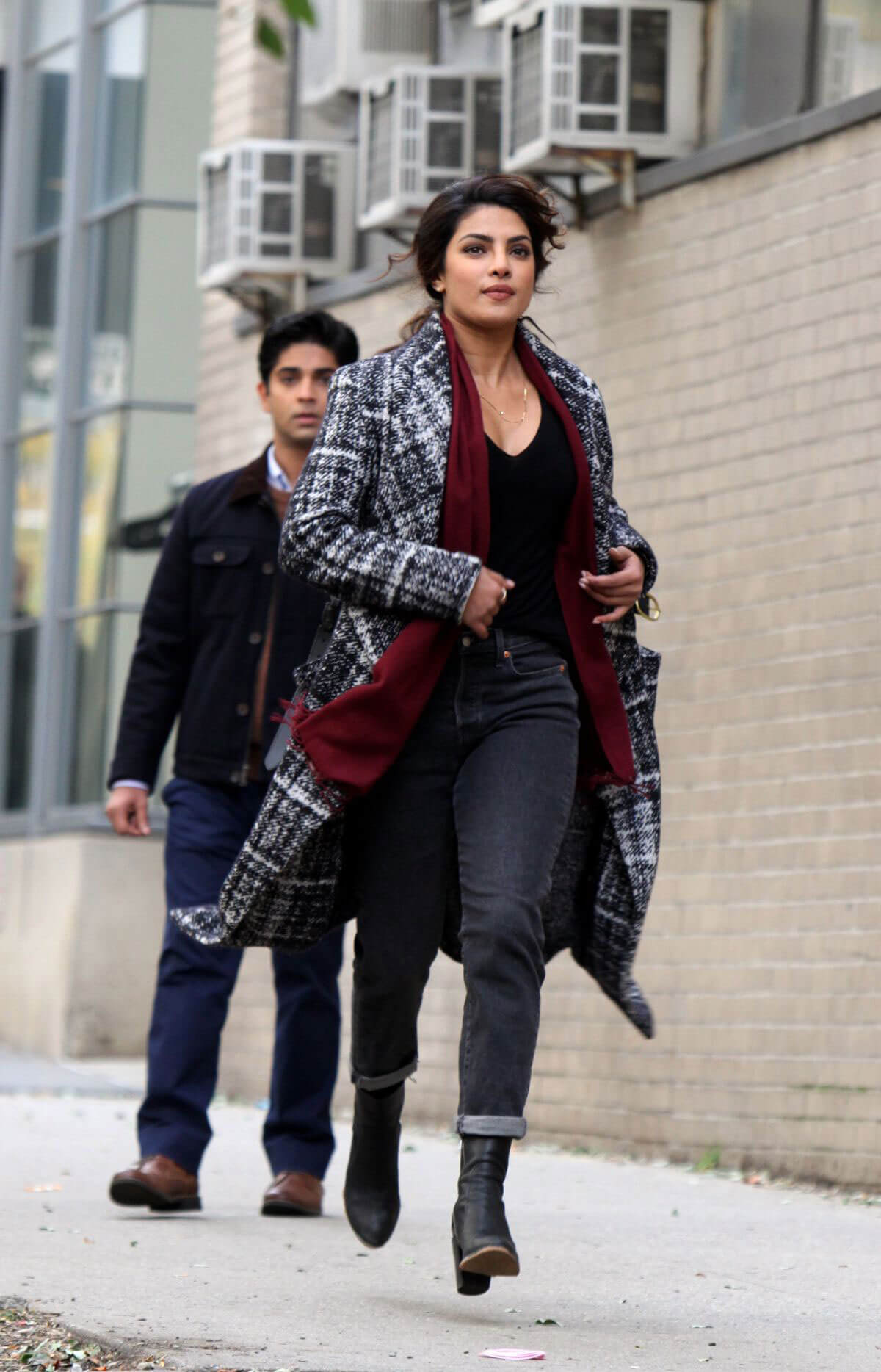 Priyanka Chopra Stills Wears Orthophedic Knee Brace on the Set of Quantico 2017/11/14