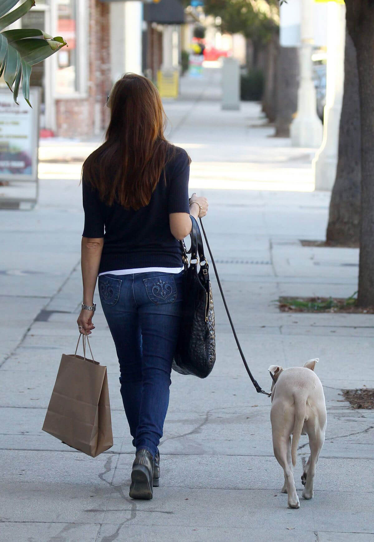 Selma Blair Stills Out with Her Dog in Los Angeles 2017/11/14