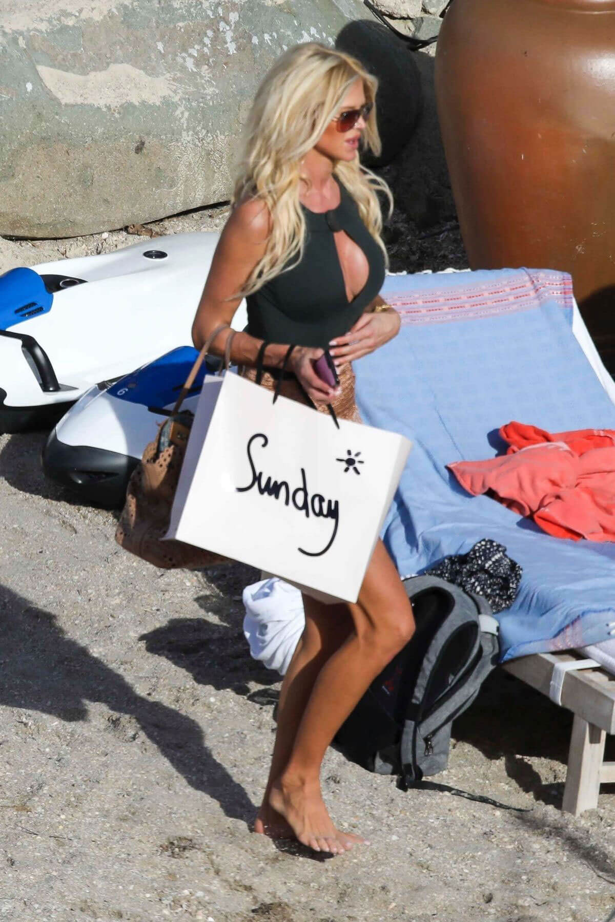 Victoria Silvstedt Stills at a Beach in St. Barts 2017/12/30