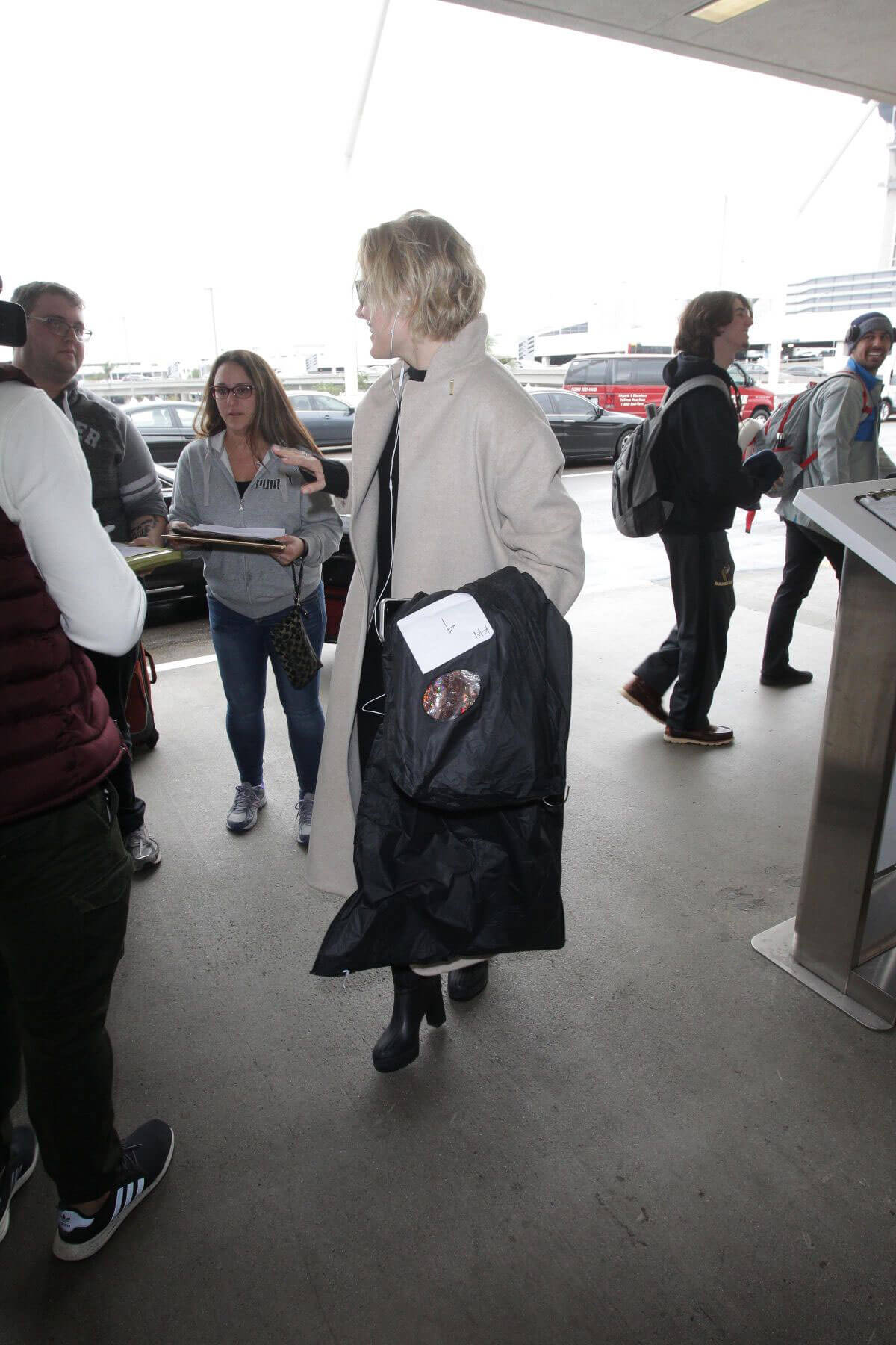 Greta Gerwig Stills at LAX Airport in Los Angeles 2018/01/08