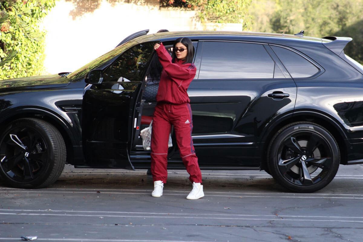 Kylie Jenner Stills Arrives at Starbucks in Los Angeles 2018/02/12