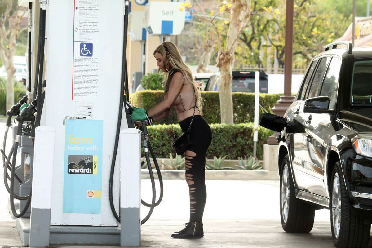 Ana Braga Stills at a Gas Station in Calabasas 2018/02/27