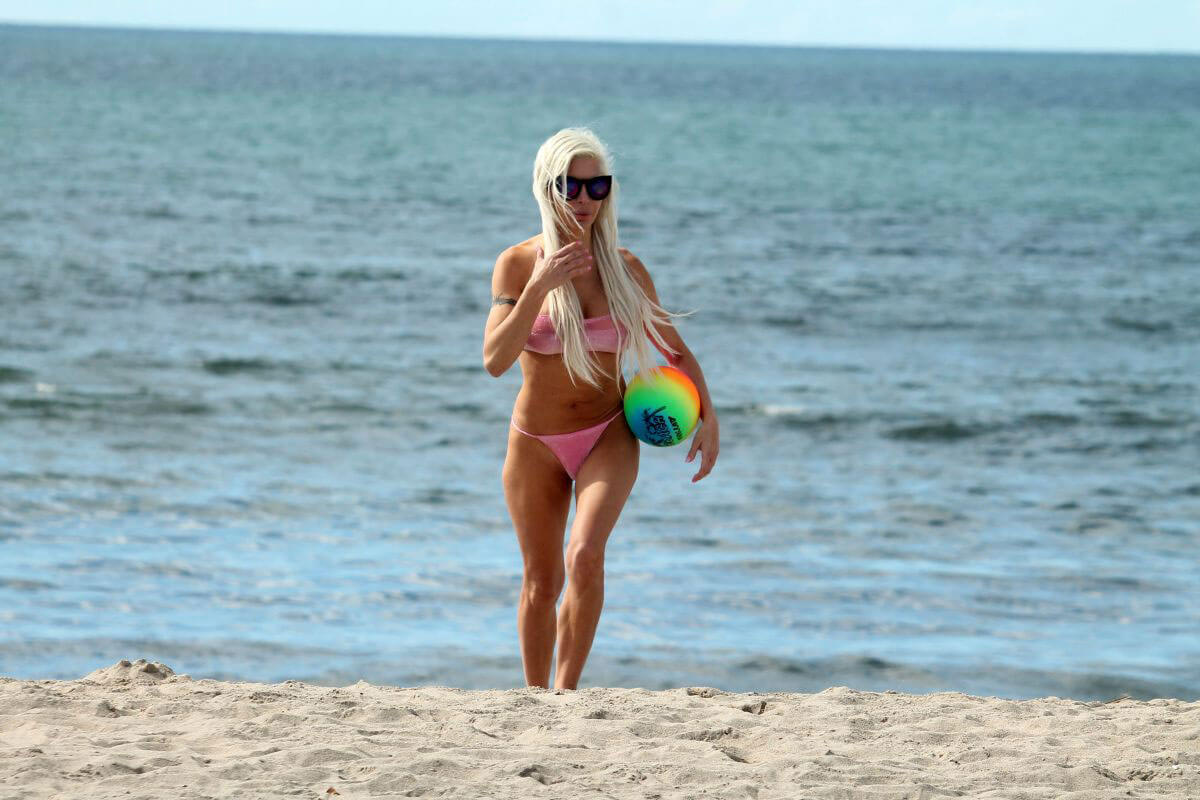 Angelique Morgan Stills in Bikini at a Beach in Malibu 2018/03/06