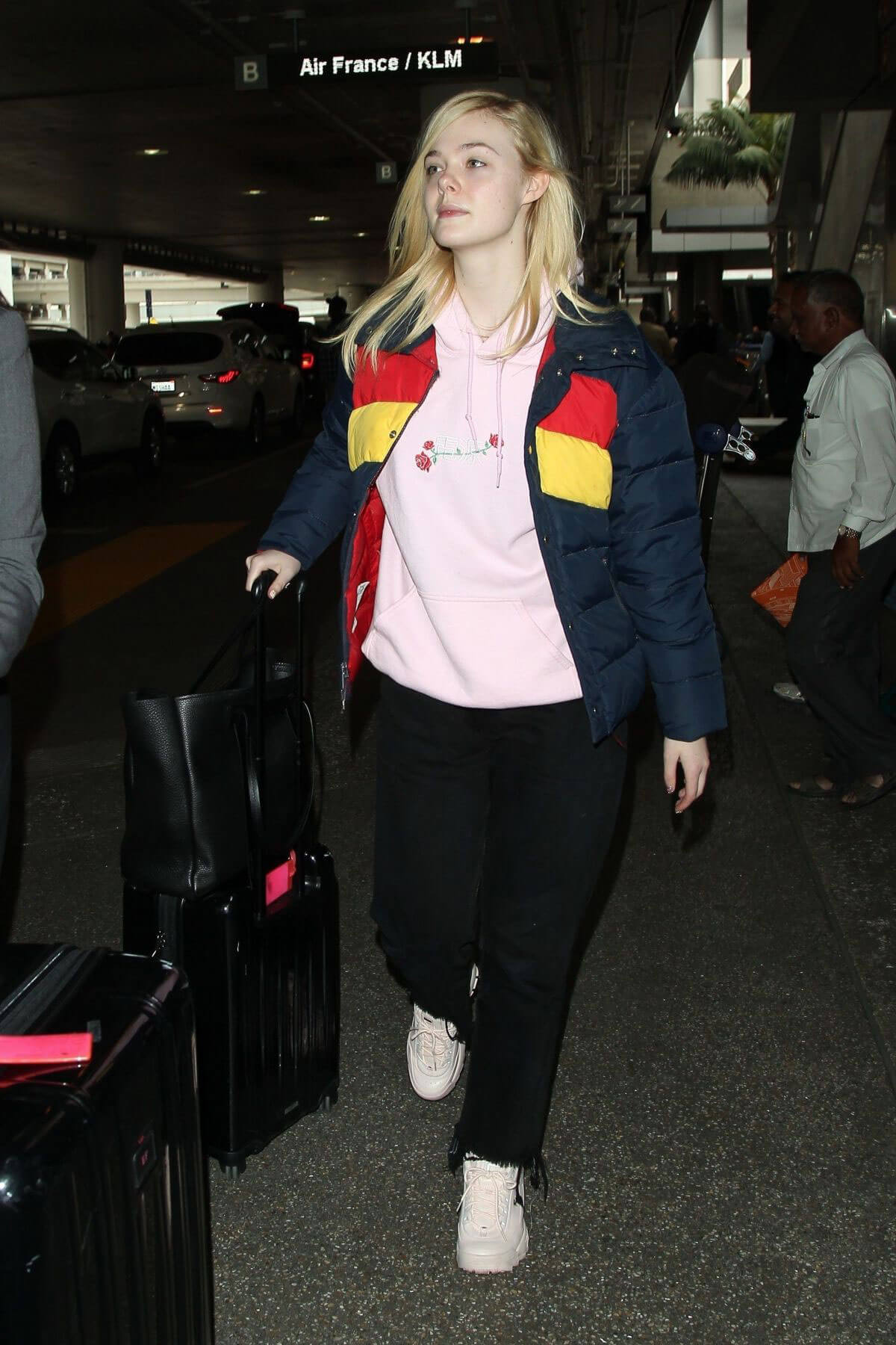 Elle Fanning Stills at Los Angeles International Airport 2018/03/07