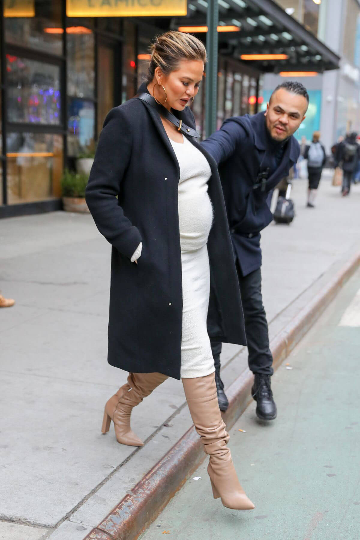 Pregnant Chrissy Teigen Stills Out in New York 2018/03/27