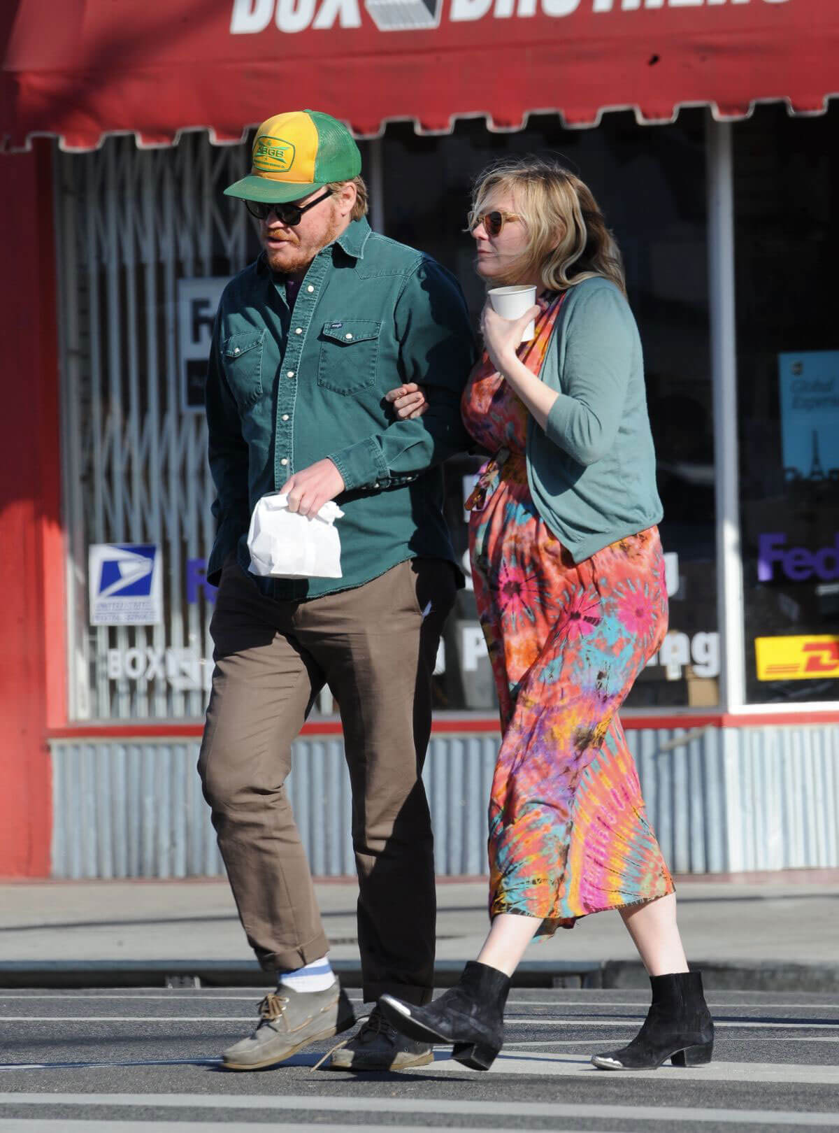 Pregnant Kirsten Dunst and Jesse Plemons Stills at Proof Bakery in Los Angeles 2018/02/26