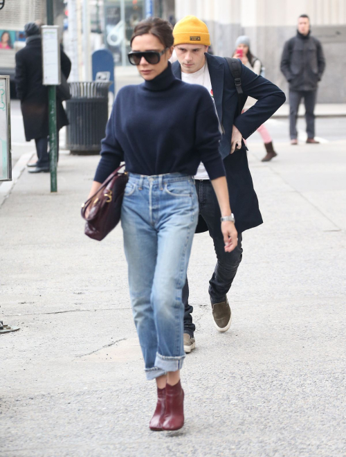 Victoria Beckham Stills in Jeans Out in New York 2018/02/09 11