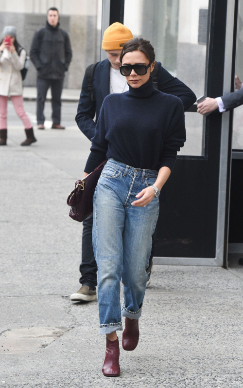 Victoria Beckham Stills in Jeans Out in New York 2018/02/09 2