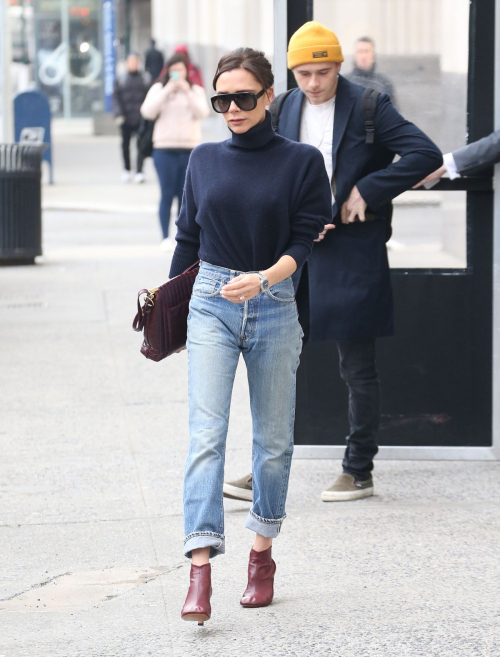 Victoria Beckham Stills in Jeans Out in New York 2018/02/09 4