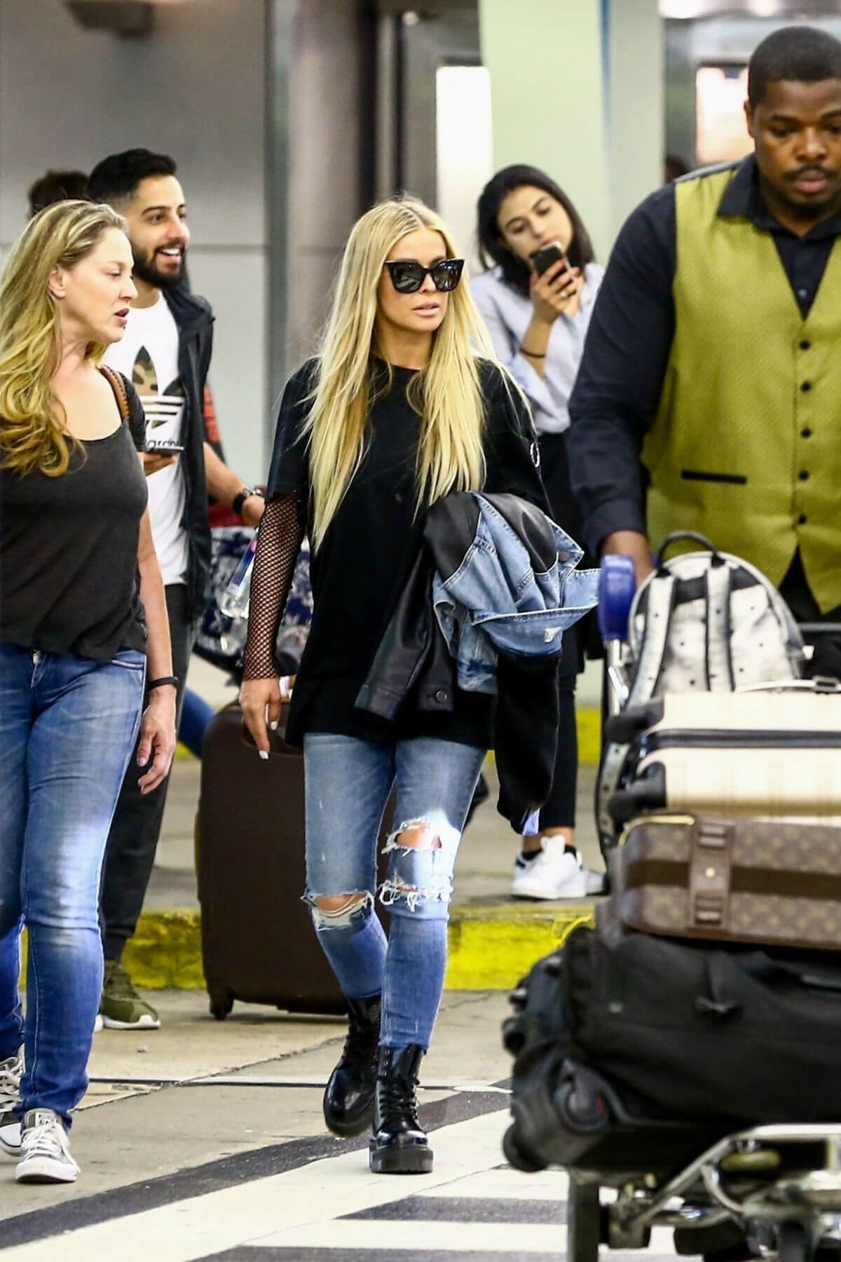 Carmen Electra Stills Arrives at Airport in Miami 2018/04/13