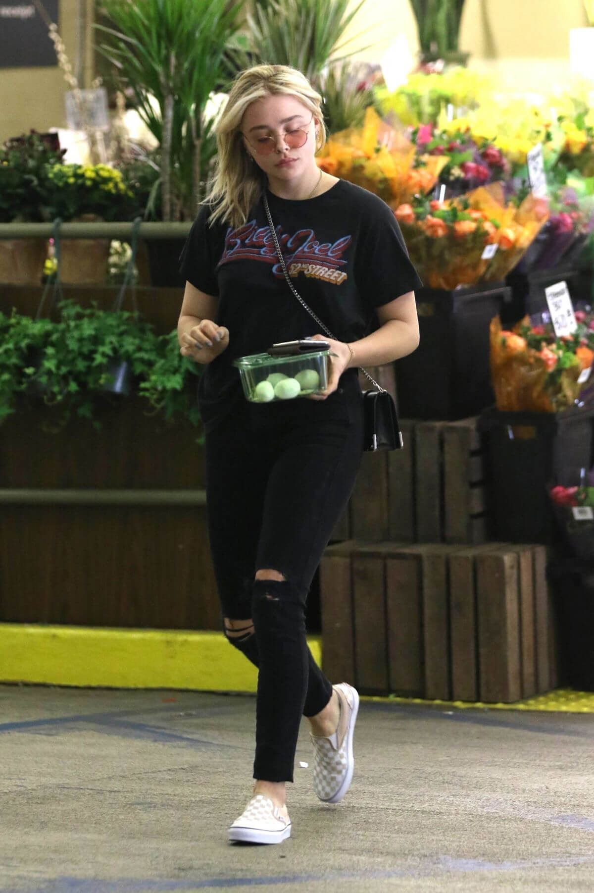 Chloe Moretz Stills Shopping Grocery at Whole Foods in Los Angeles 2018/04/12