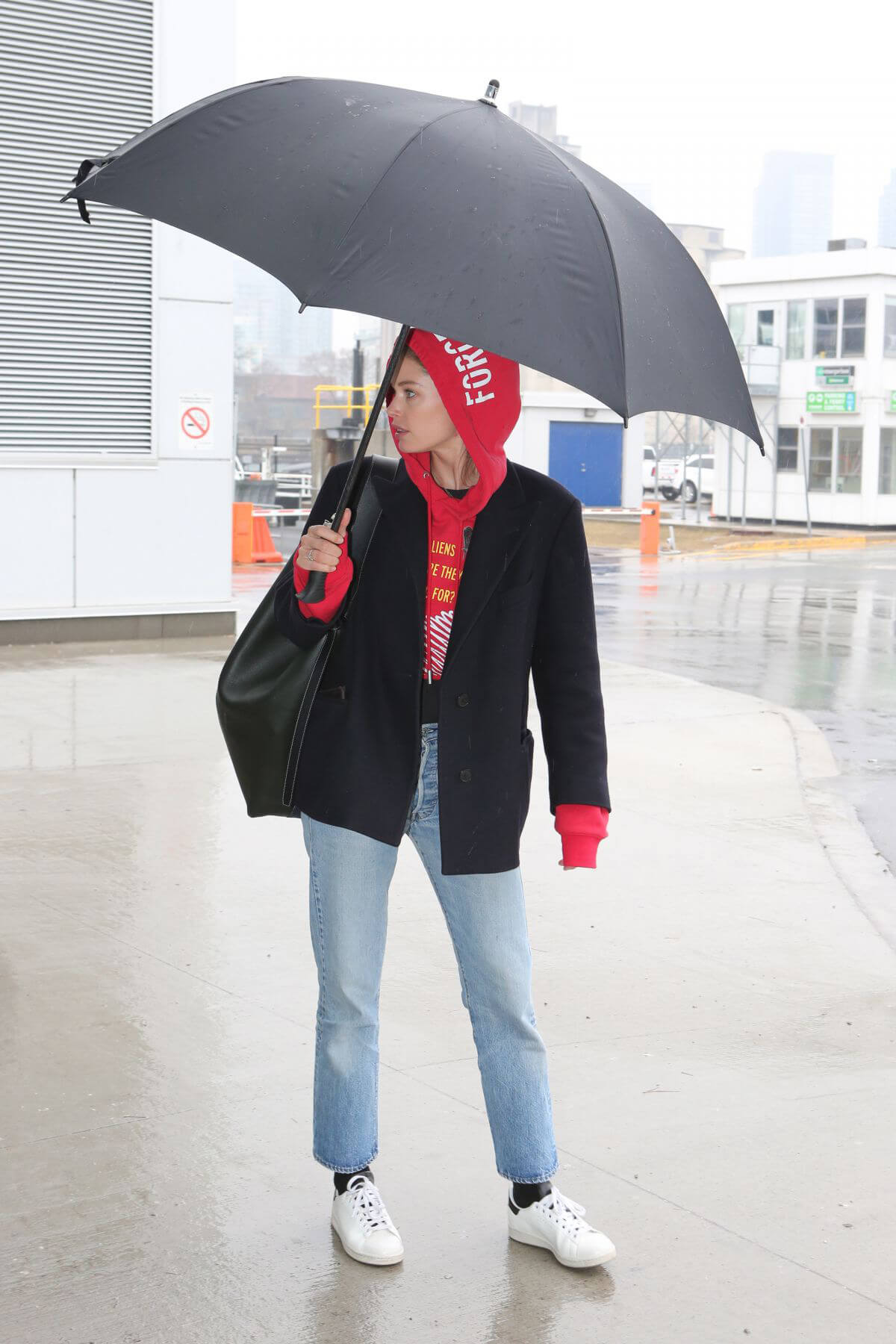 Doutzen Kroes Stills Arrives at Airport in Toronto 2018/04/12