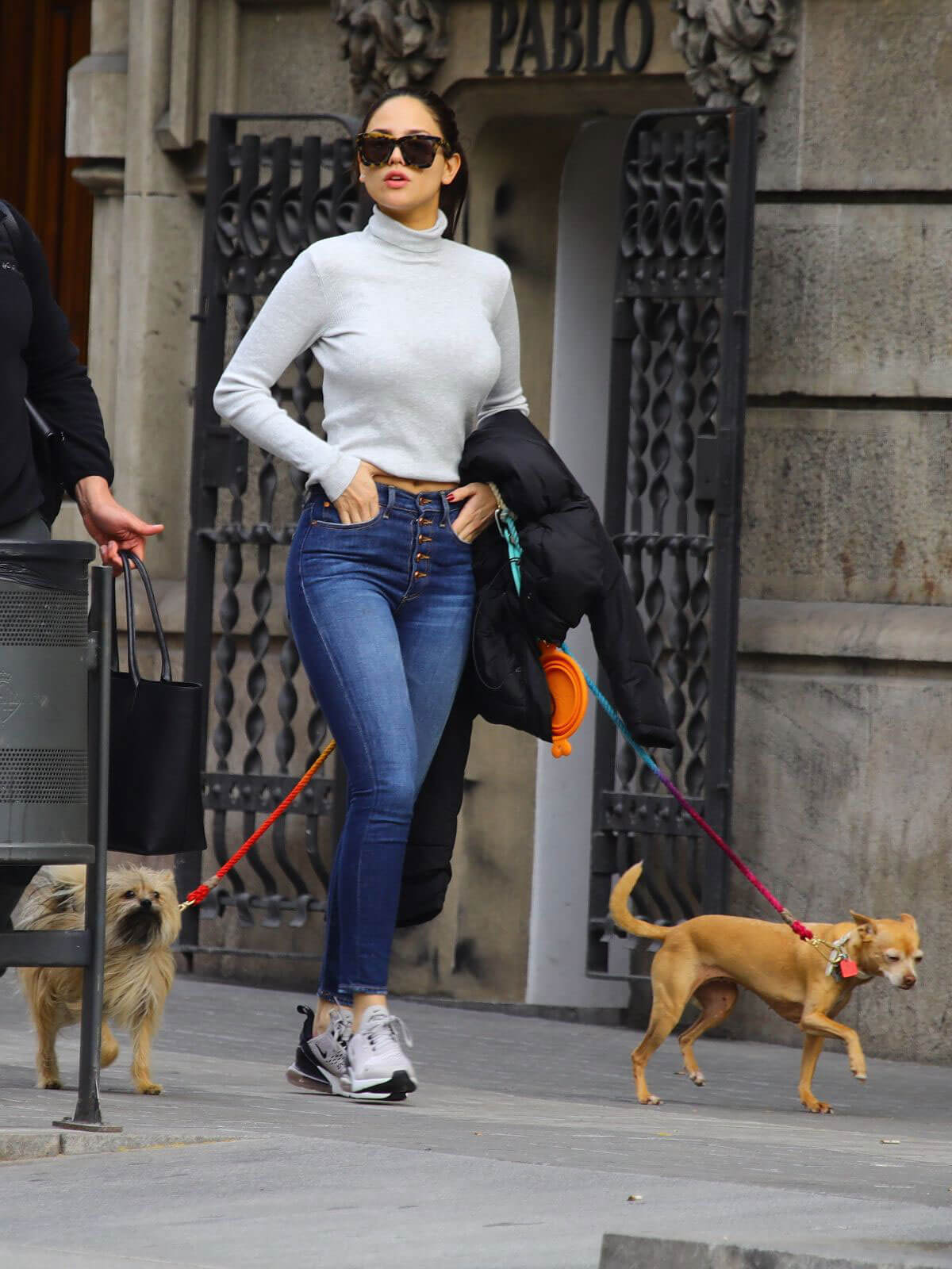 Eiza Gonzalez Stills Out with Her Dogs in Barcelona 2018/04/04