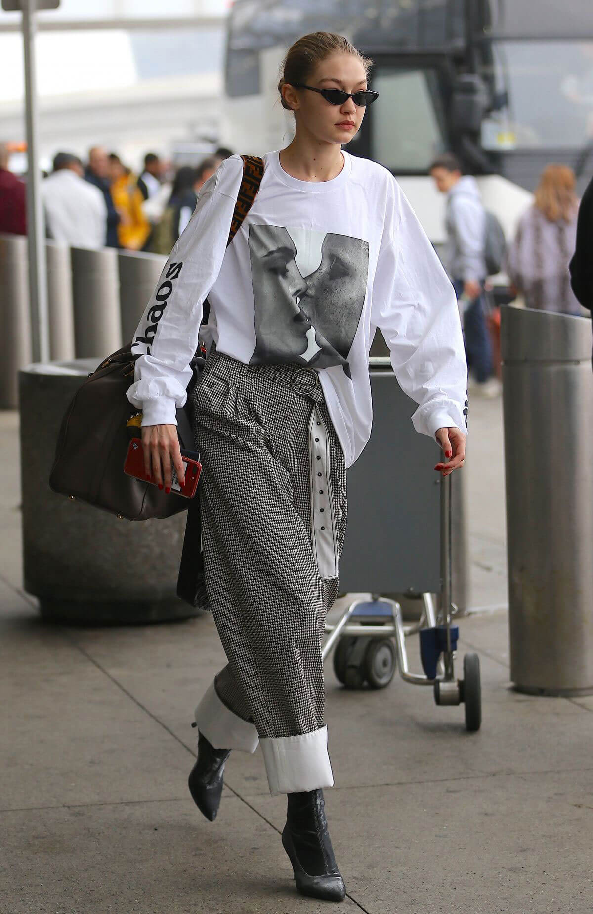 Gigi Hadid Stills at JFK Airport in New York 2018/03/29