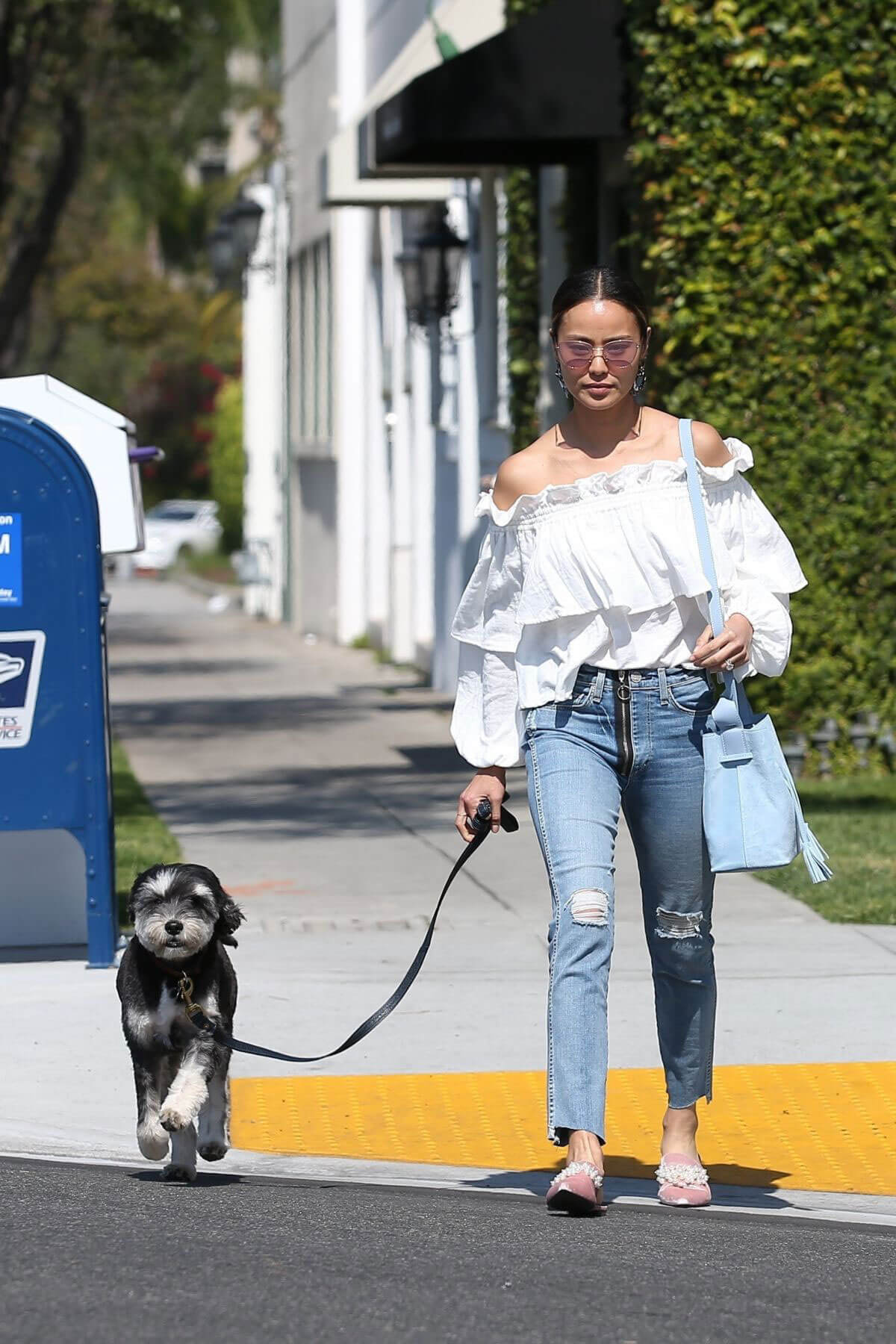 Jamie Chung Stills Out withe Her Dog in Beverly Hills 2018/04/04