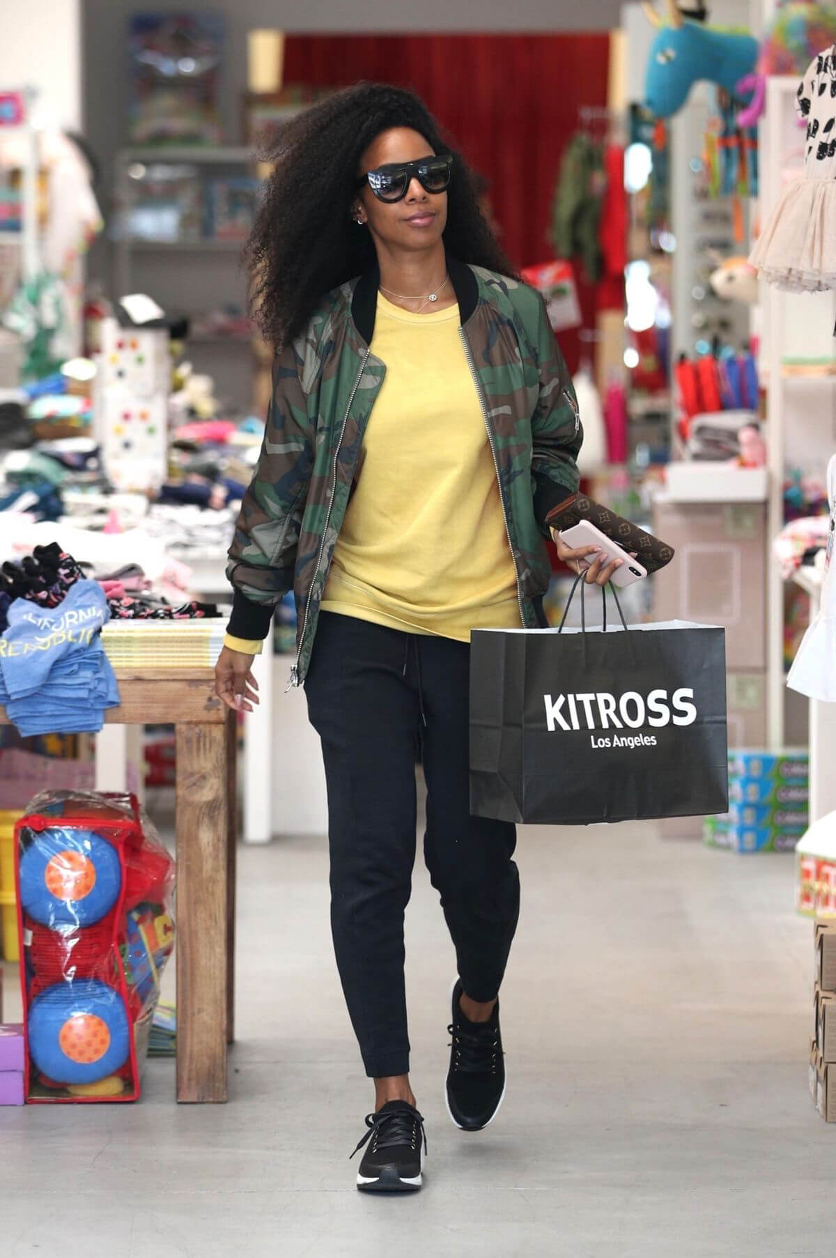 Kelly Rowland Stills Shopping at Kitross Kids in West Hollywood 2018/04/19