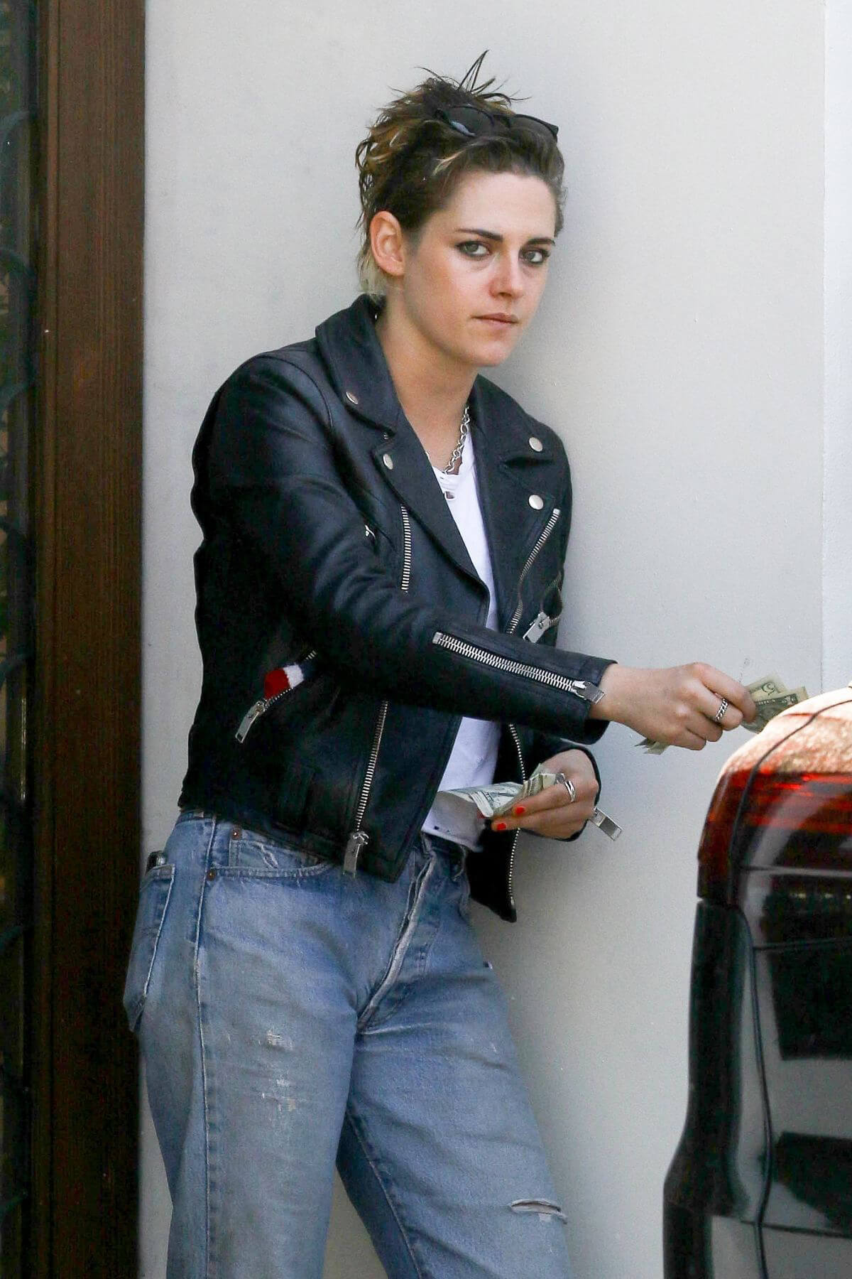 Kristen Stewart Stills in Biker Leather Jacket Out in Los Angeles 2018/04/20