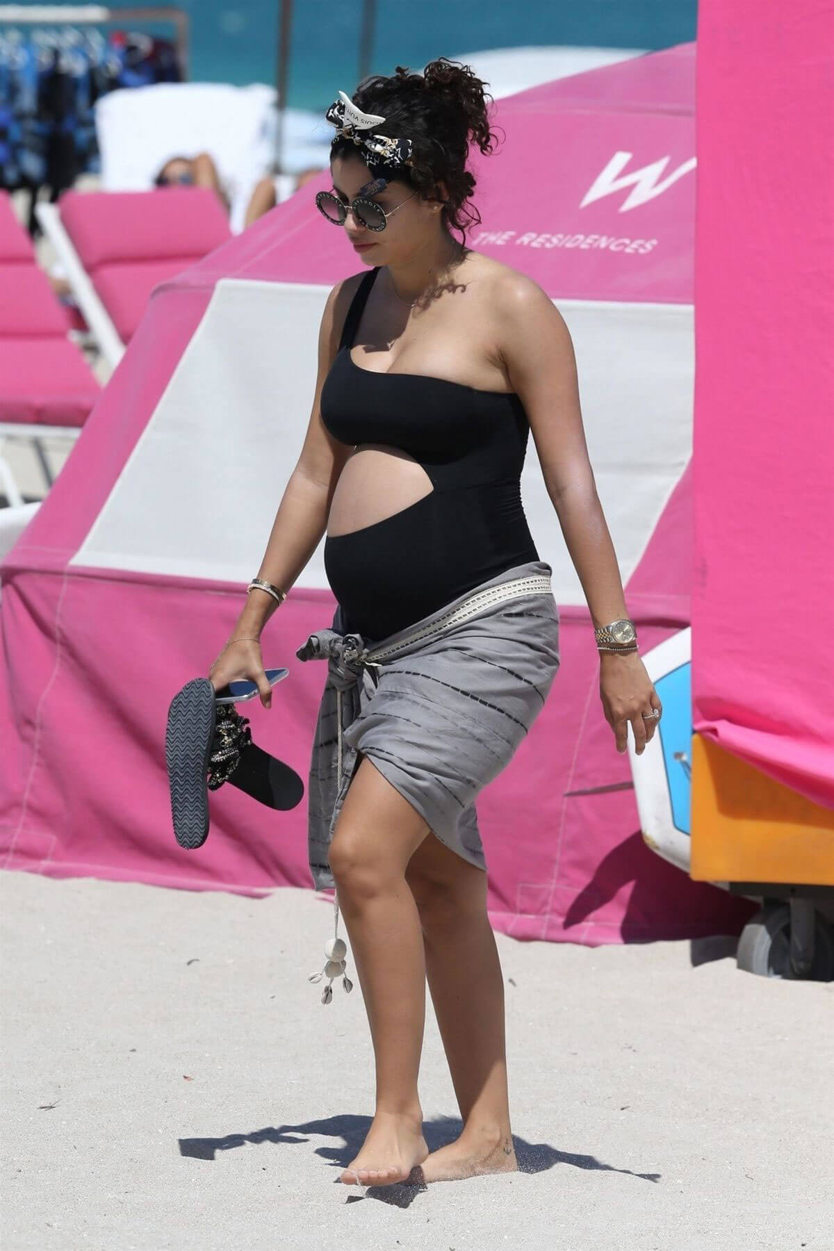 Pregnant Alexandra Rodriguez Stills on the Beach in Miami 2018/04/01