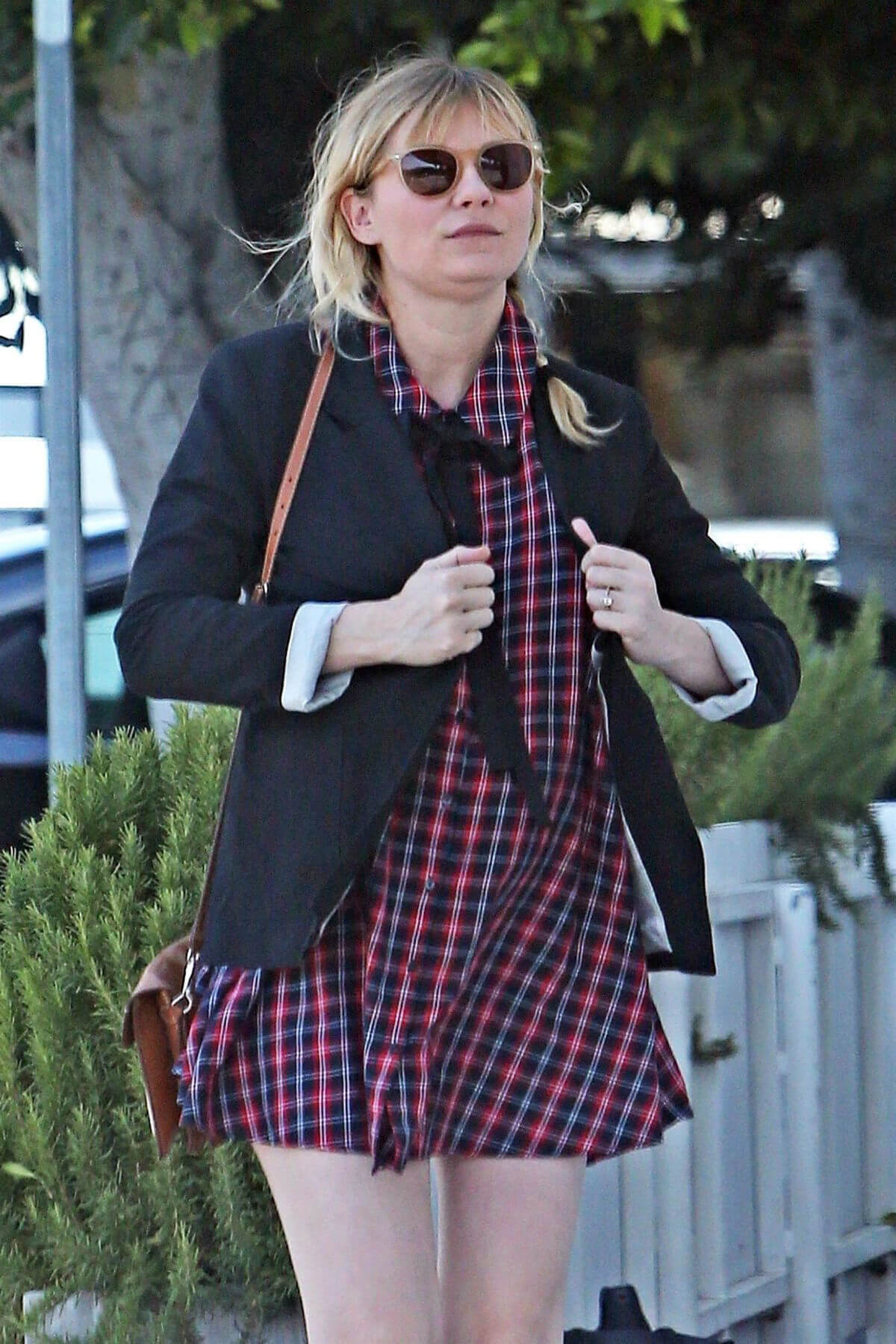 Pregnant Kirsten Dunst Stills Out for Breakfast in Toluca Lake 2018/04/13