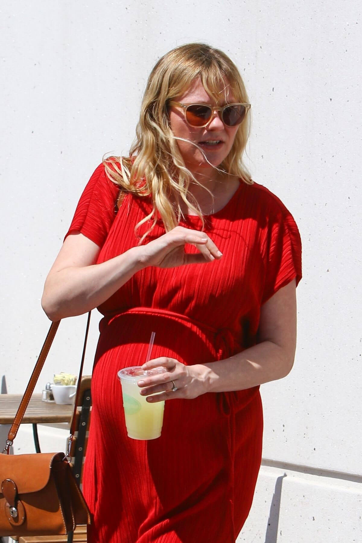 Pregnant Kirsten Dunst Stills Out for Lunch in Burbank 2018/04/24