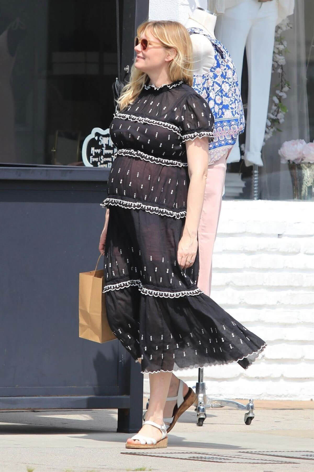 Pregnant Kirsten Dunst Stills Shopping at Pergolina in Toluca Lake 2018/04/03