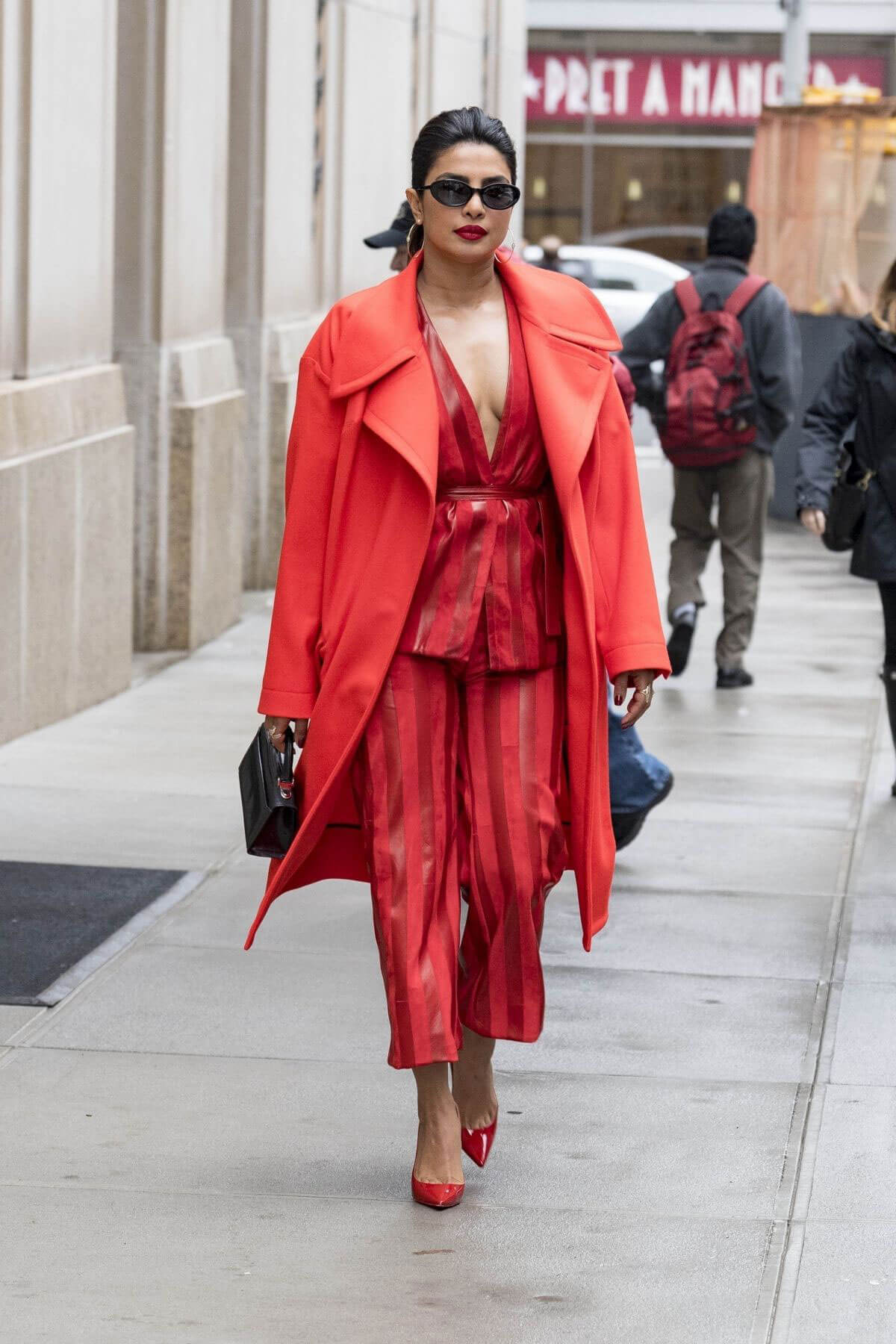 Priyanka Chopra Stills Out and About in New York 2018/04/25