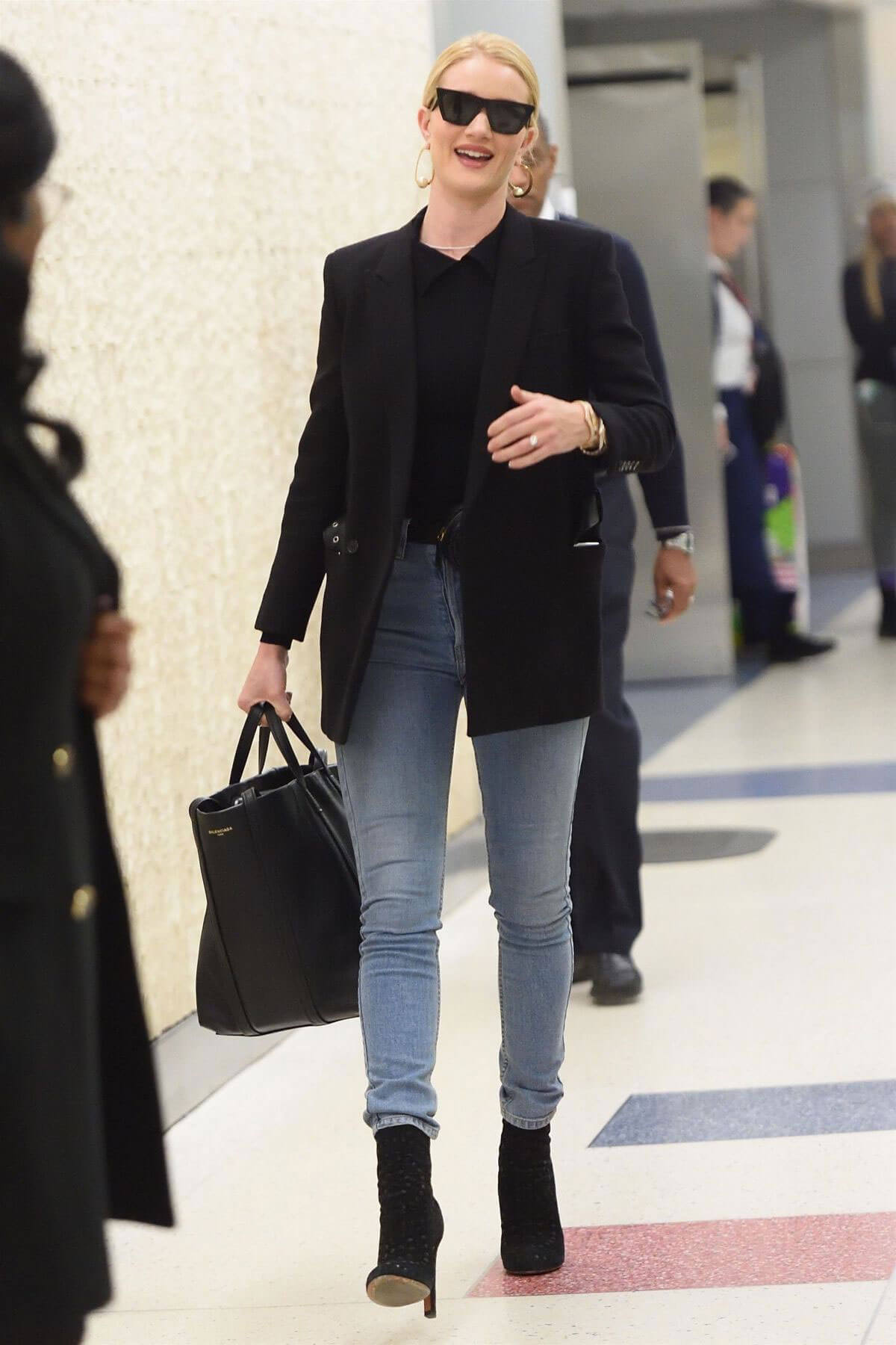 Rosie Huntington-Whiteley Stills at JFK Airport in New York 2018/04/03