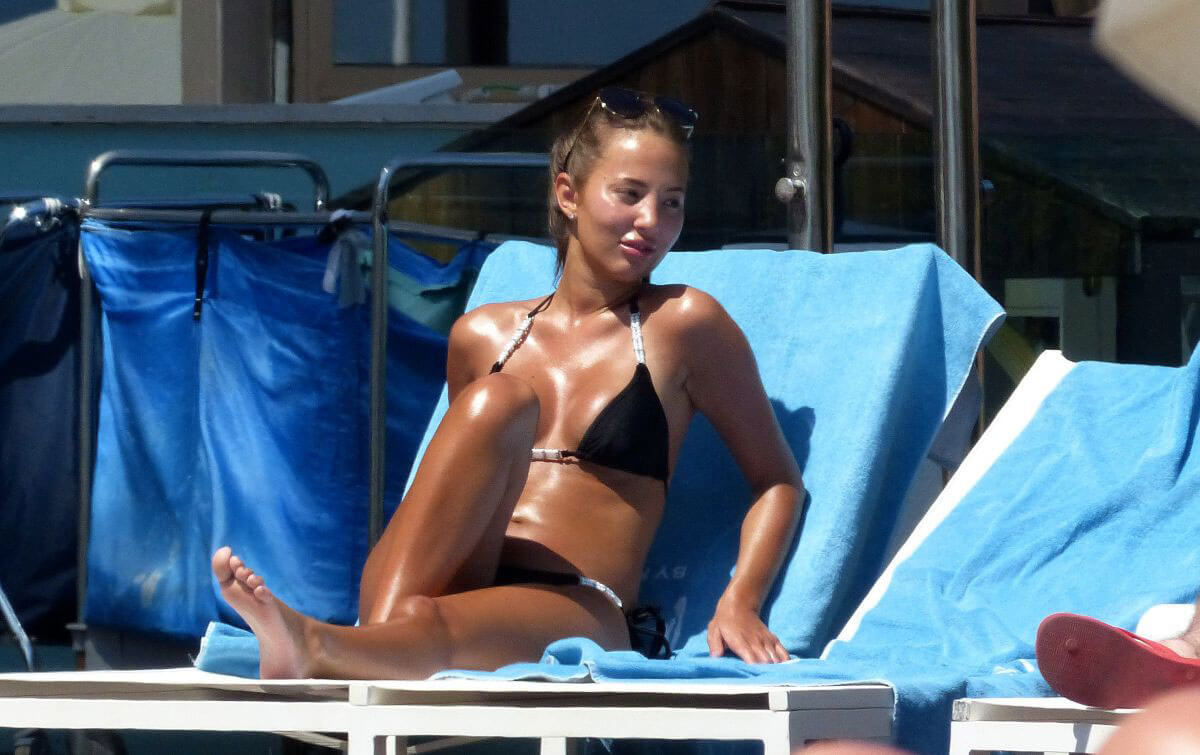 Yazmin Oukhellou Stills in Bikini on Vacation in Spain 2018/04/21