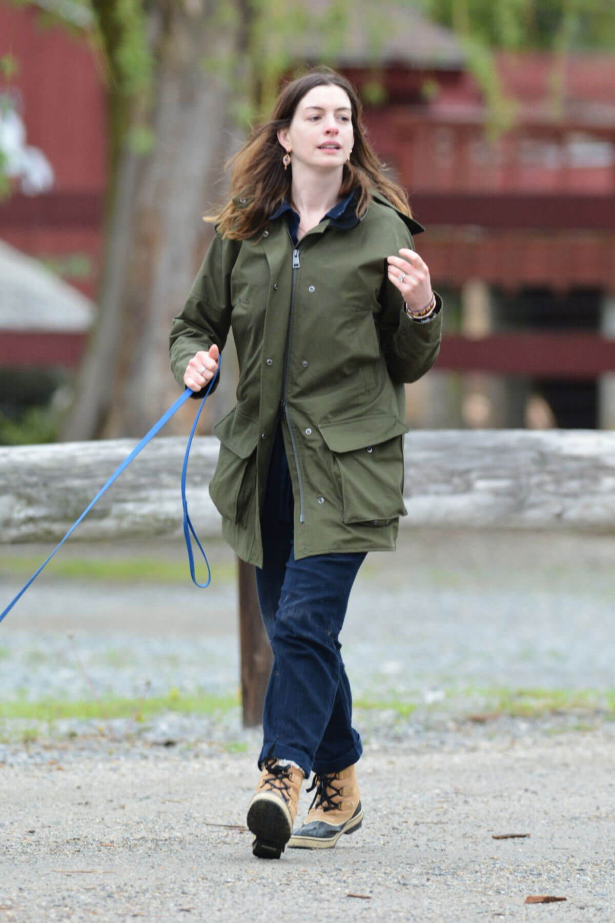 Anne Hathaway Stills at a Farm Stand in Easton 2018/05/13