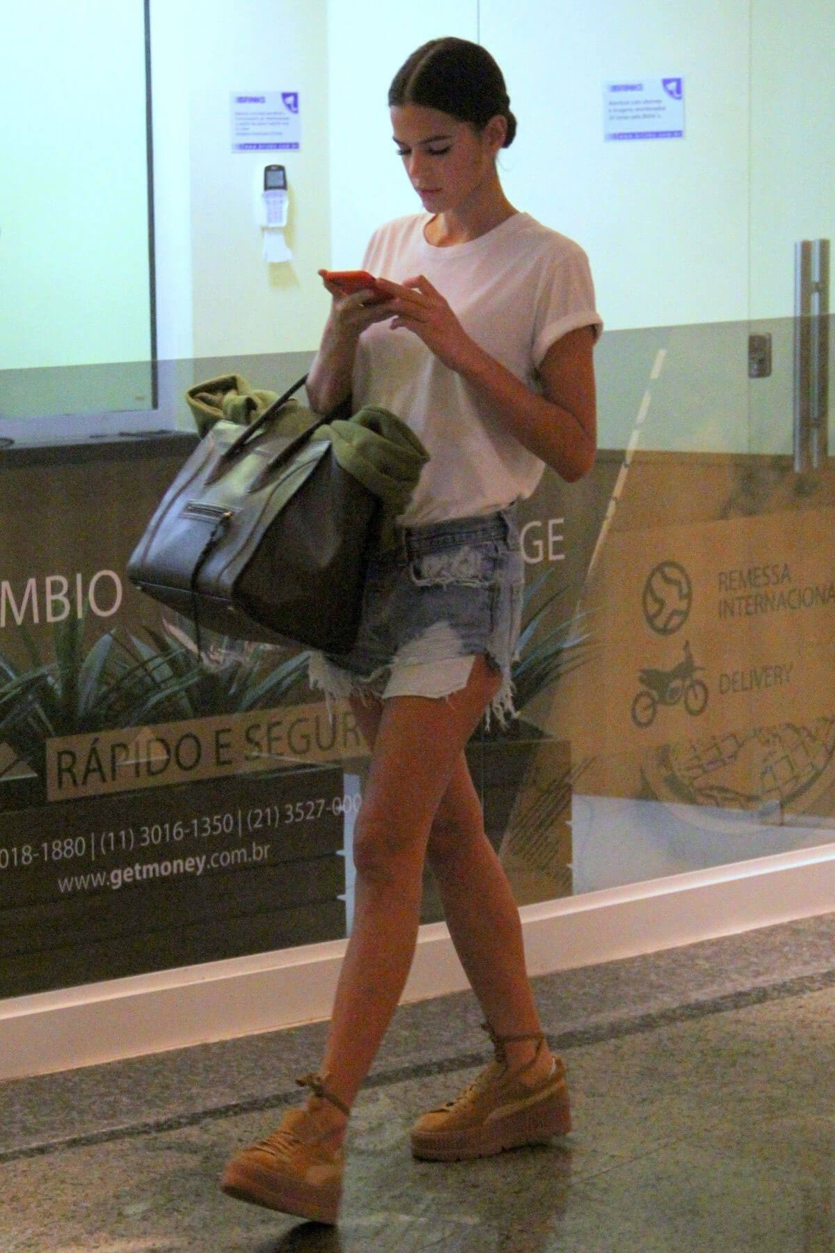 Bruna Marquezine at a Pharmacy in Rio De Janeiro 2018/05/25